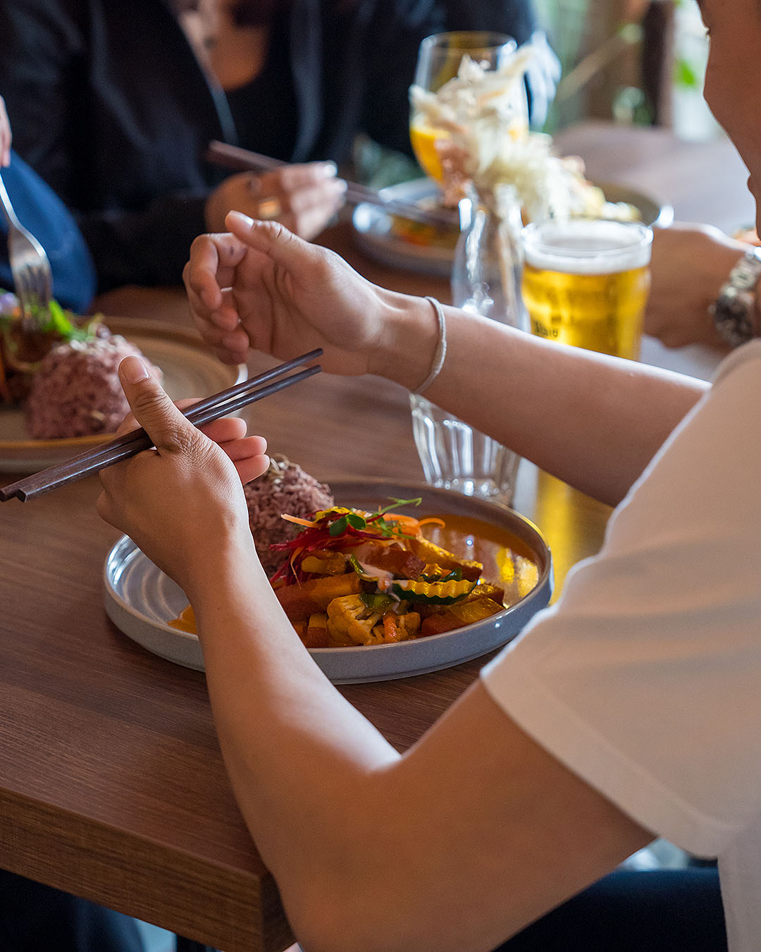 Friends enjoy a bottomless brunch at Khu Khu eatery, one of the best bottomless brunches in Auckland.