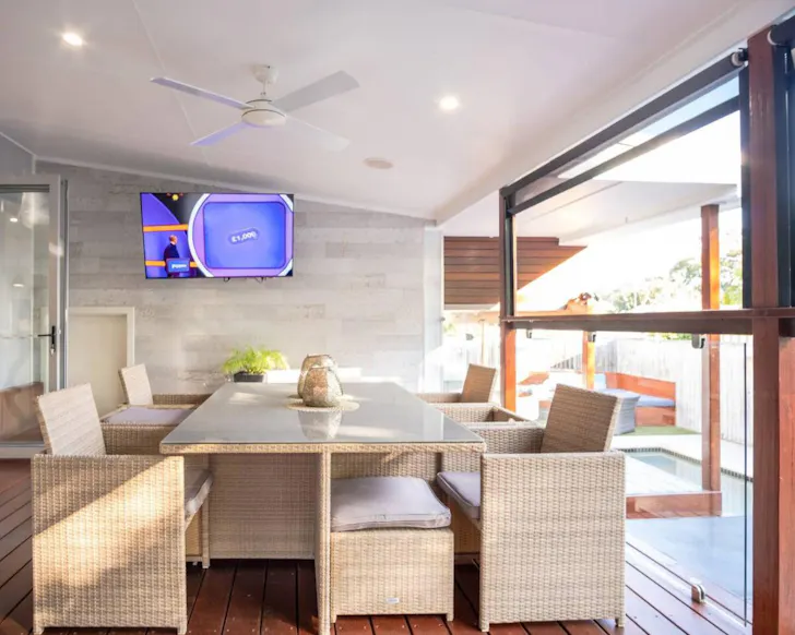 The outdoor dining at Kings Beach Home best family friendly Airbnbs near Brisbane
