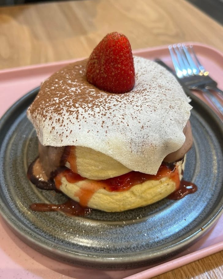 Choco strawberry souffle pancake