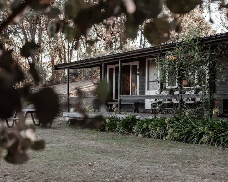 The exterior view of Kābɪn Airbnb in Victoria