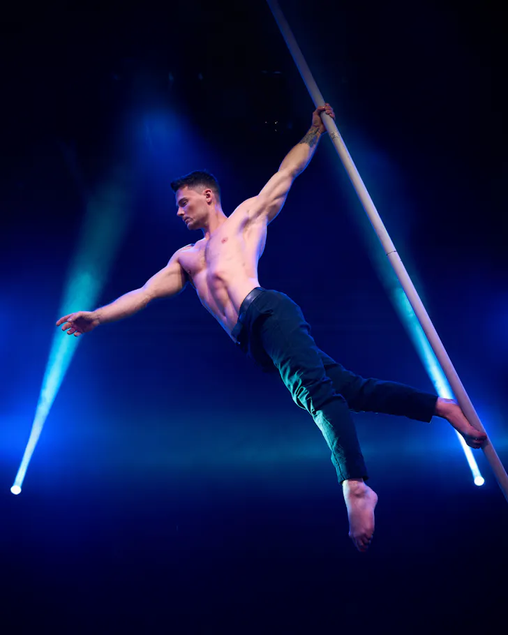La Ronde acrobat