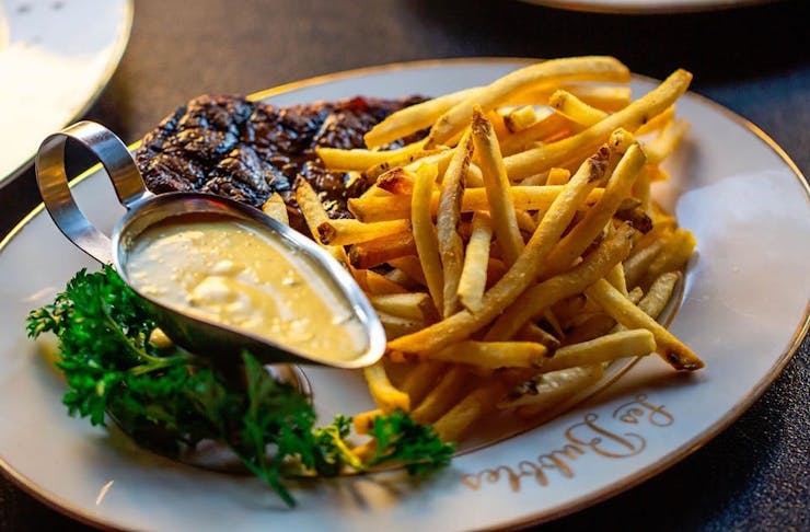 A plate of drool-worthy Les Bubbles steak and frites.