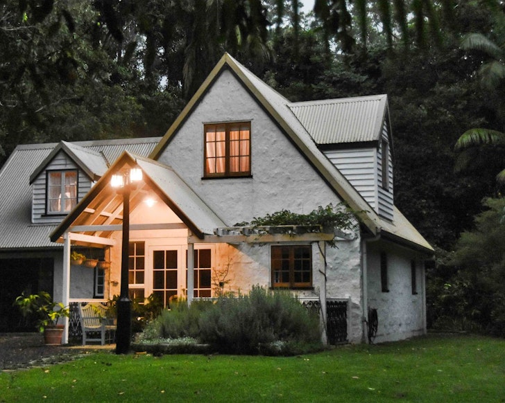 An exterior view of Little Bird Cottage Tamborine Mountain