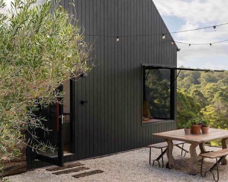 Outdoor dining area with mountain view at Round Hill Retreat