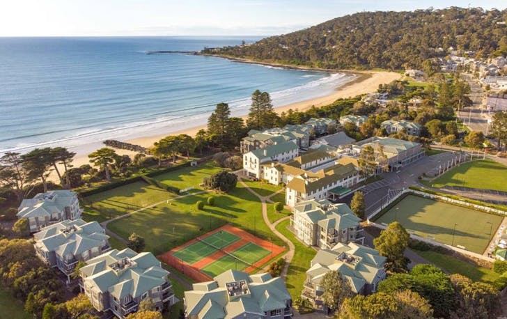 A large sky-high view of the Mantra Lorne, a top Lorne accommodation. 