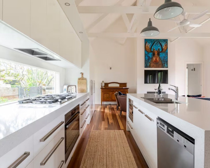 A view of the kitchen and dining space at Merry Moose one of the best accommodation options in Clare Valley