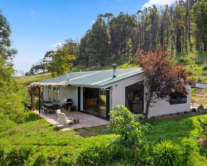 A view of Moosewood pet-friendly Airbnb surrounded by nature near Sydney