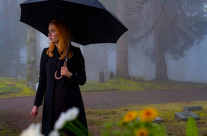 Kennedy McMann as Nancy Drew holding a black umbrella in The Cw's Nancy Drew reboot