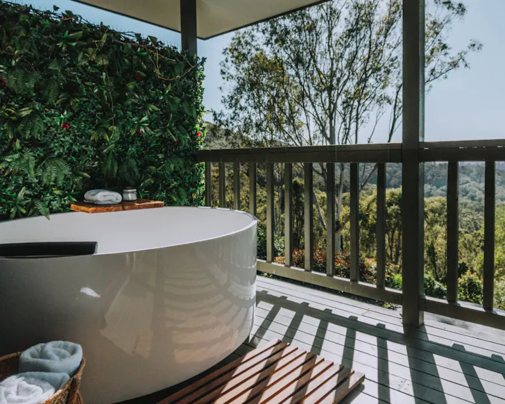 The outdoor bath at Nebesa's Cockatoo Cabin Airbnb near Brisbane