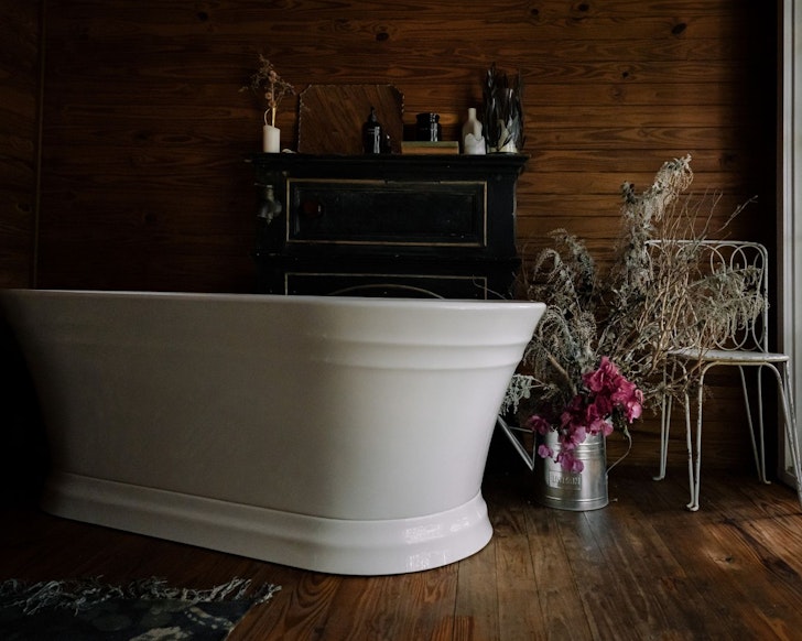 The bath tub at Neranwoods Cottage one of the best romantic getaways Gold Coast