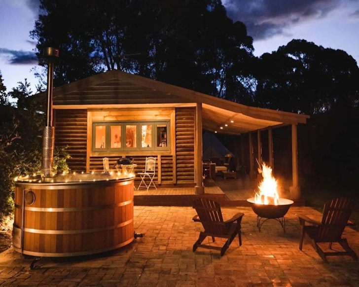 The outdoor hot tub at Nug Nug Park Log Cabin best snow getaways Victoria