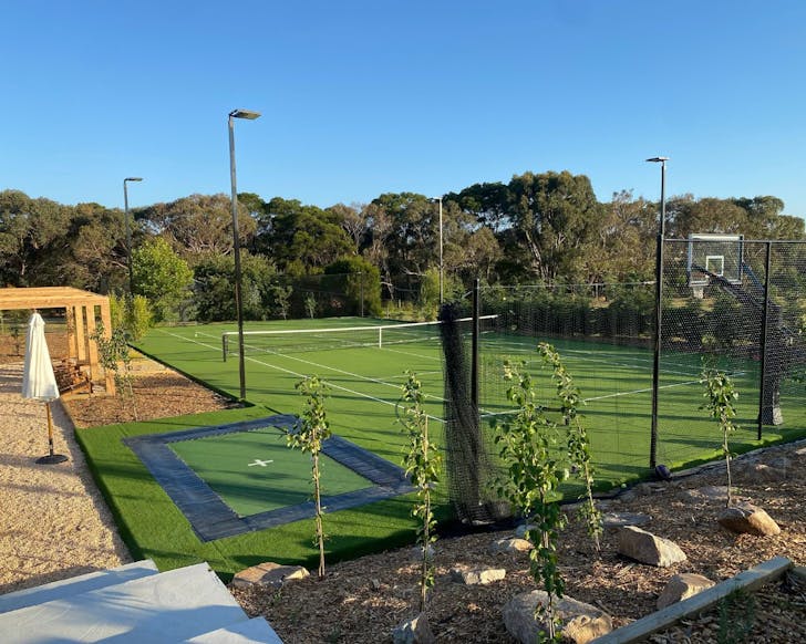 The tennis court at Image credit: Oakstone Estate Guesthouse Airbnb Mornington