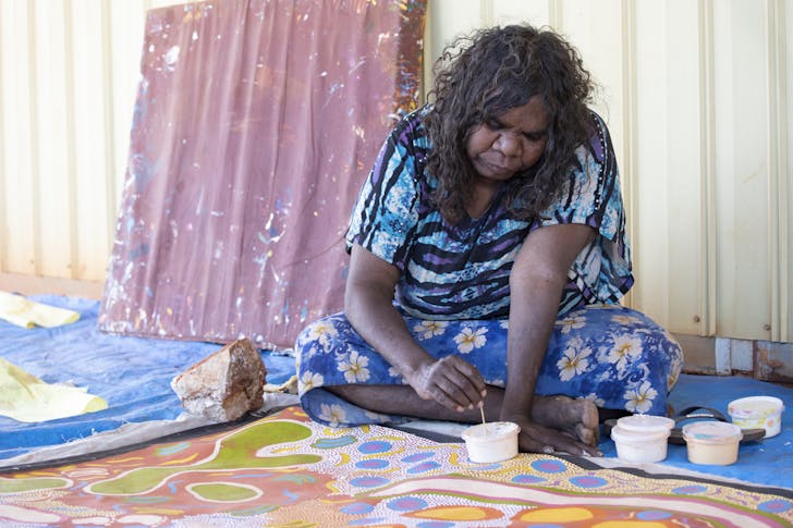 Phyllis Donegan paints at Kuntjanu Homelands.