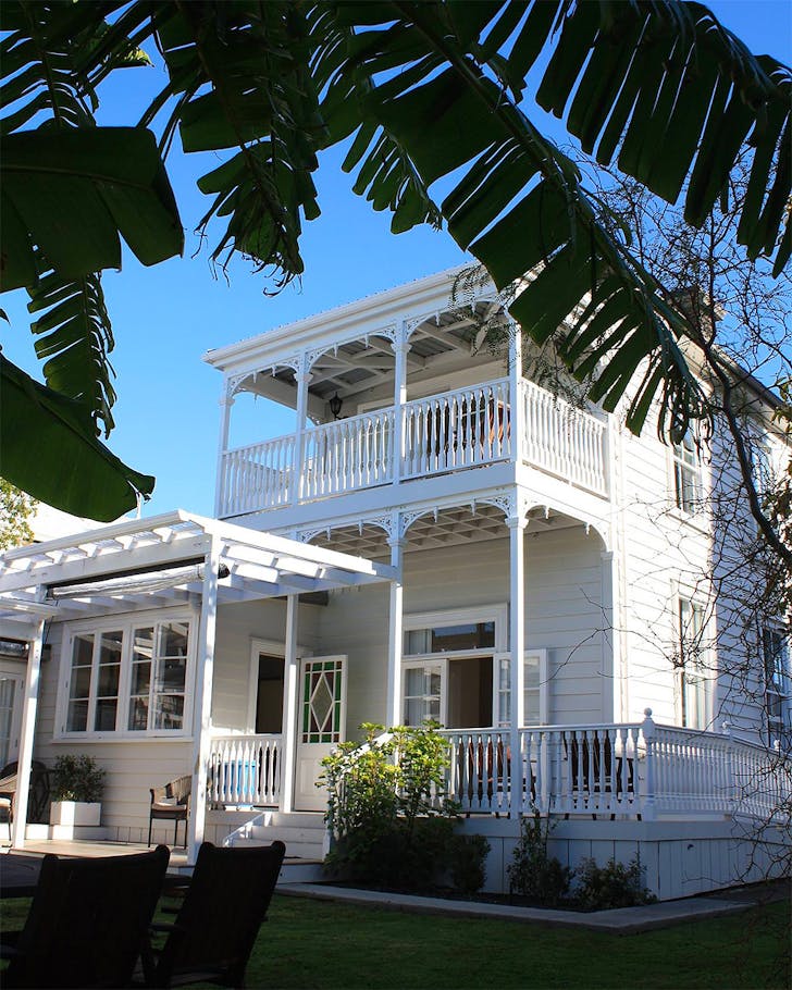 Outdoor gardens of the boutique hotel Ponsonby Manor in Auckland, New Zealand