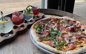 Pizza ad gin tasting flight