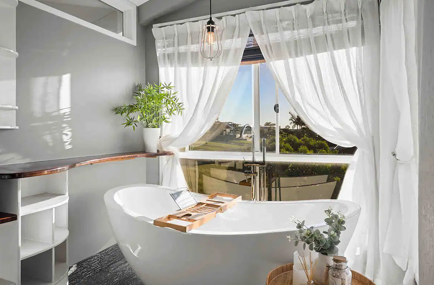 rainbow beach airbnb with a bath