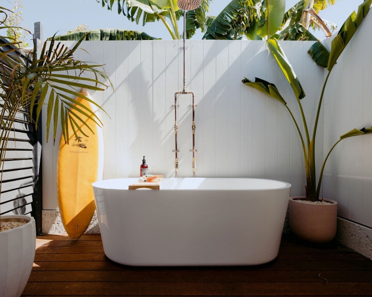The outdoor bath at Revellers’ Return best Dunsborough Airbnbs