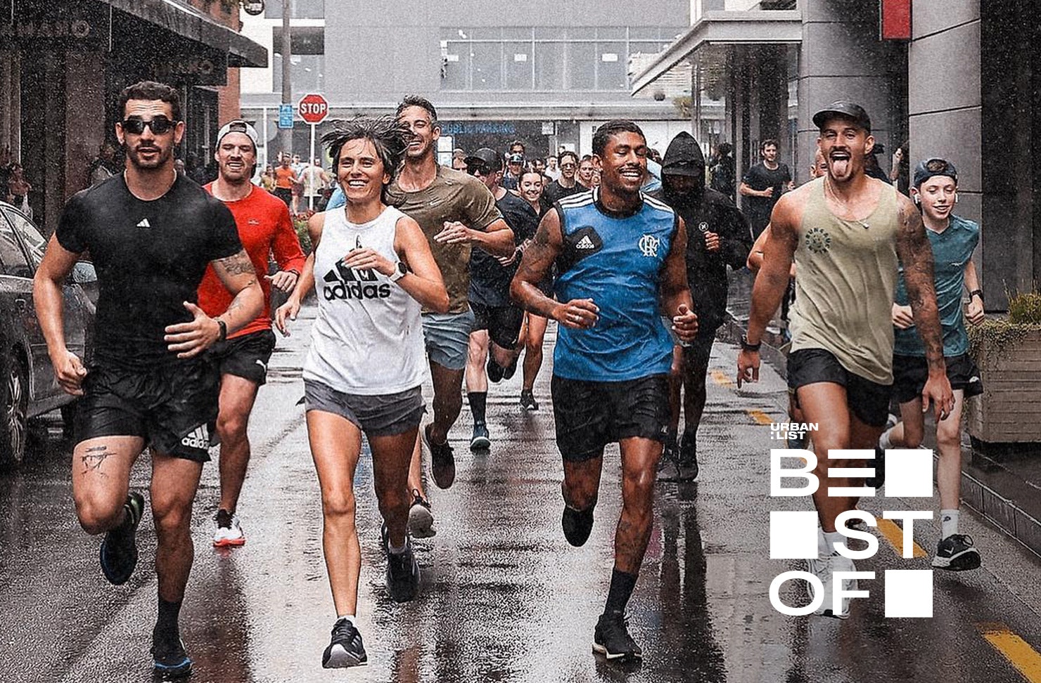 Runners scarper along a street as part of Run4Auckland, one of the best run clubs in Auckland. 