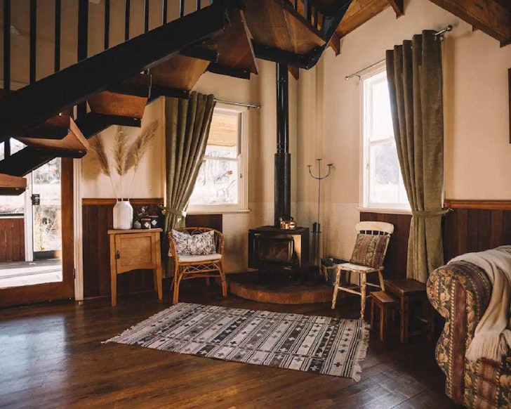 The living room with fireplace at Rustic Country Escape