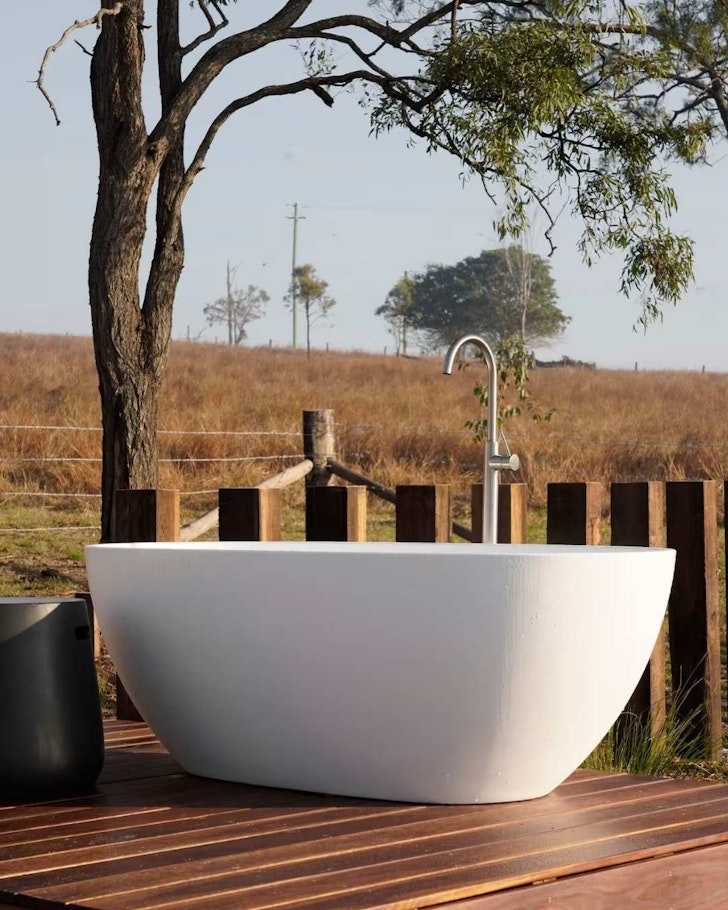 The outdoor bath at Skyline Barn Airbnb near Brisbane, Queensland