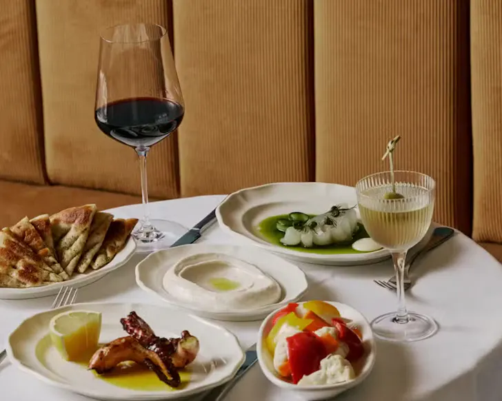 salona table spread