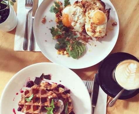the-old-room-coffee-egg-waffles