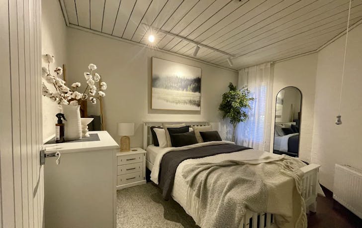 A cosy room with a bed and lots of pillows, a mt hotham accommodation option.