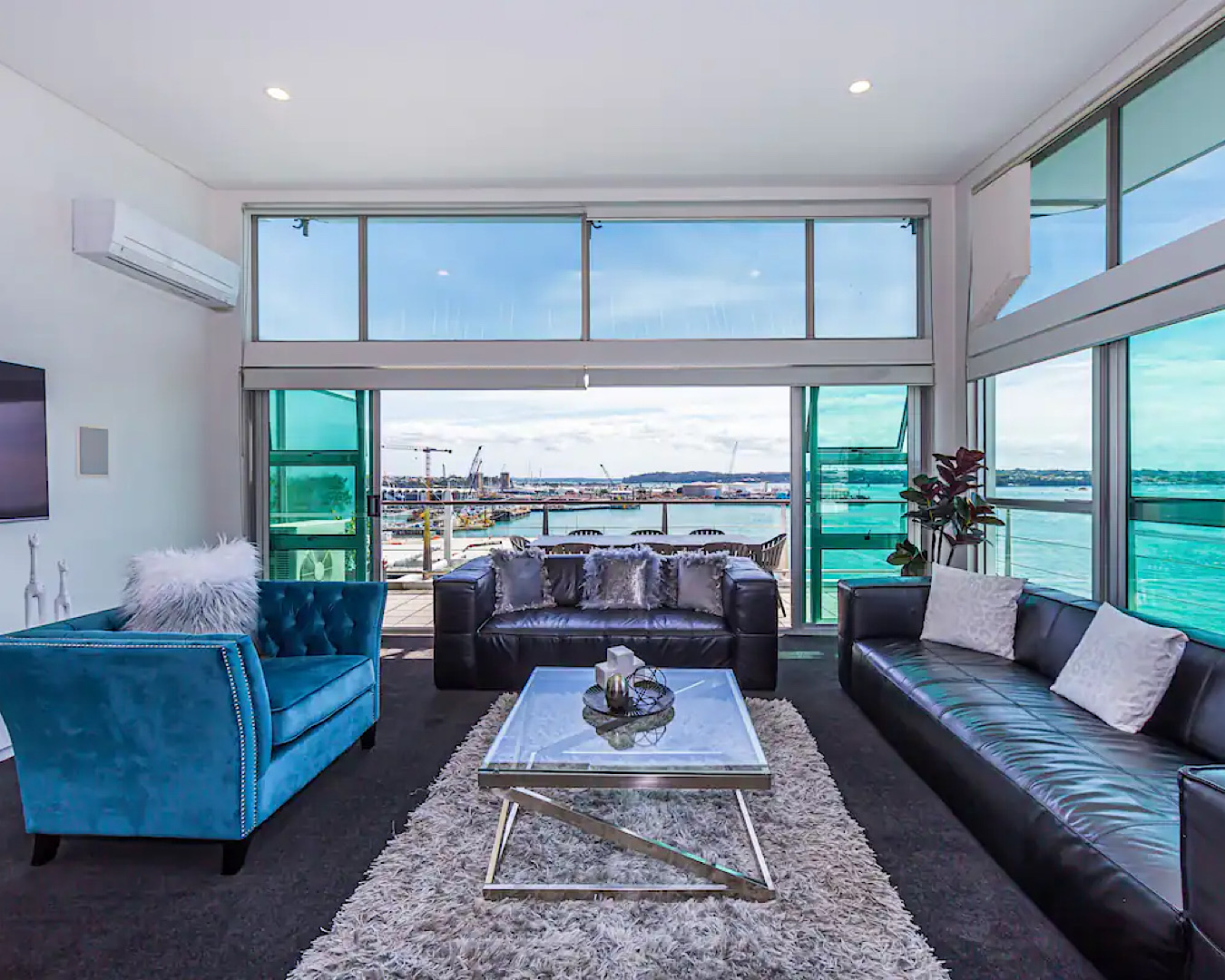 A plush, boujee lounge which looks straight out onto Waitematā Harbour. 