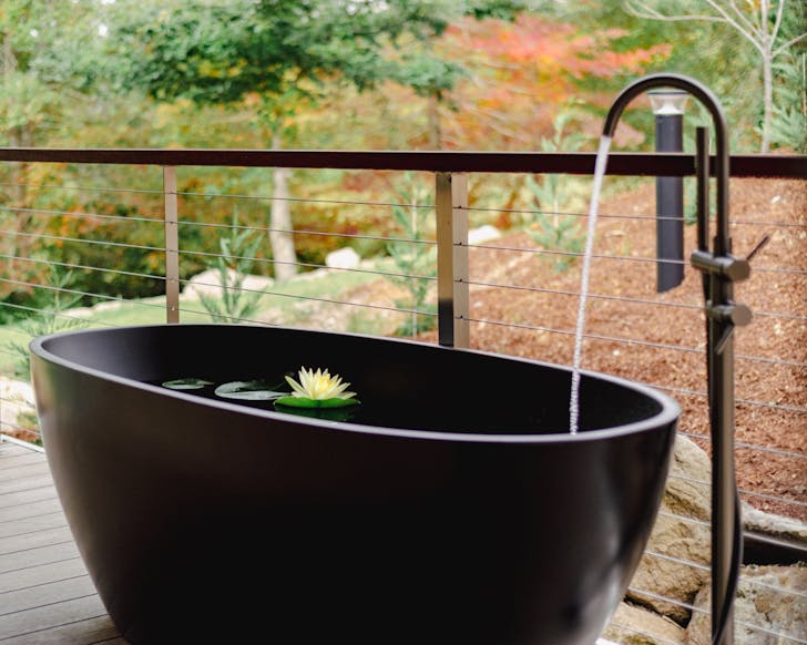 Outdoor bathtub in the Lakeside Canopy