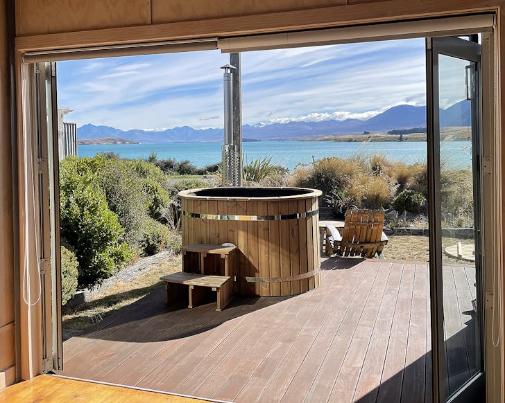 A hot tub looks over an amazing view.