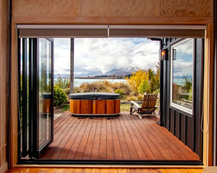 A view of the hot tub with mountain view at Stargazer’s Luxury Retreat one of the best accommodation options at Lake Takapo New Zealand