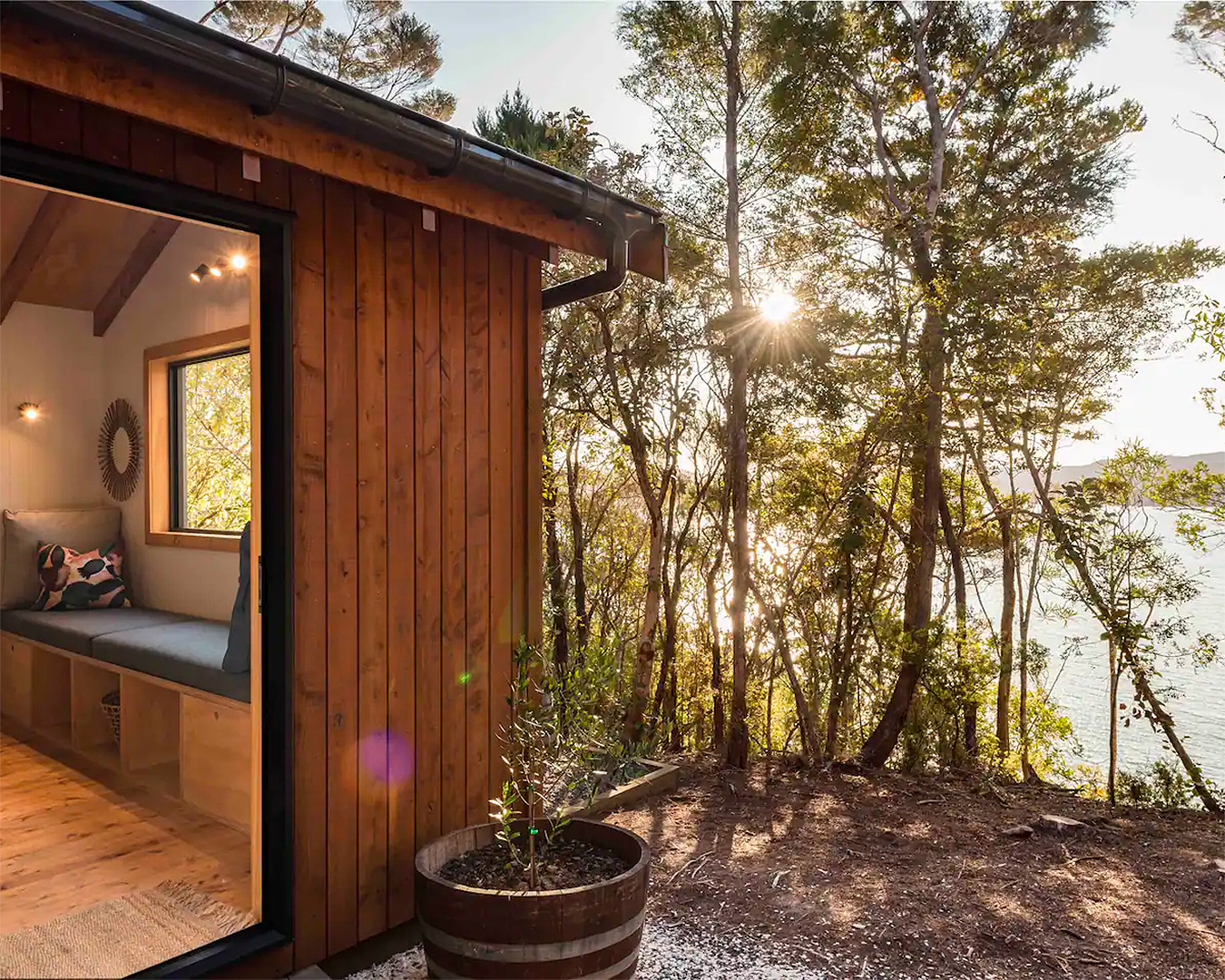 A cosy cabin next to a stunning view in Russell.