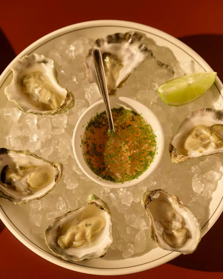 Six oysters on an ice plate