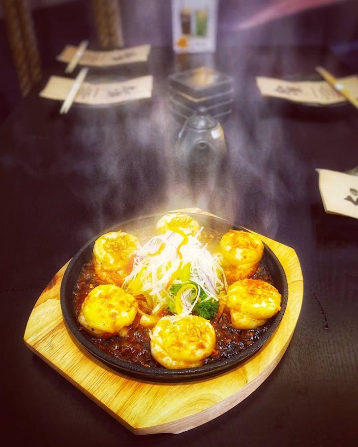 Sizzling garlic yum yum prawns from Taiko, one of the best Japanese restaurants in Auckland.