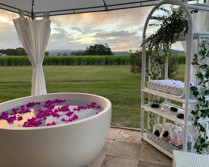 The outdoor bath at Tallaringa pet friendly glamping near Gold Coast