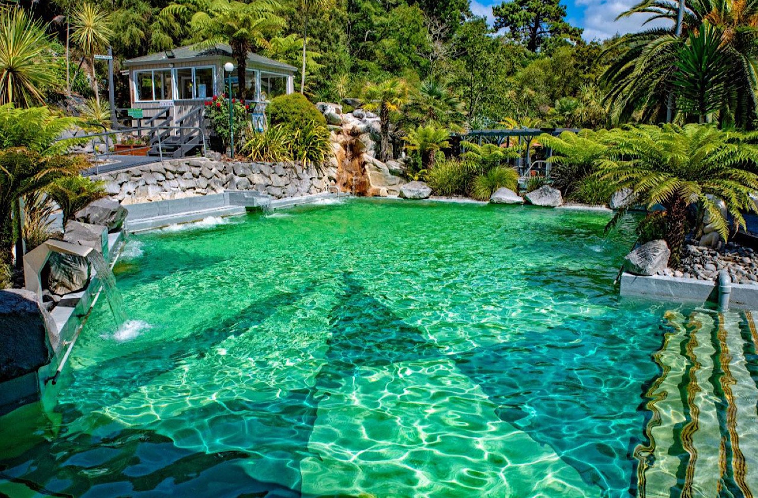 Large green pool at Taupo Debretts Spa Resort, one of the best motels in Taupo. 