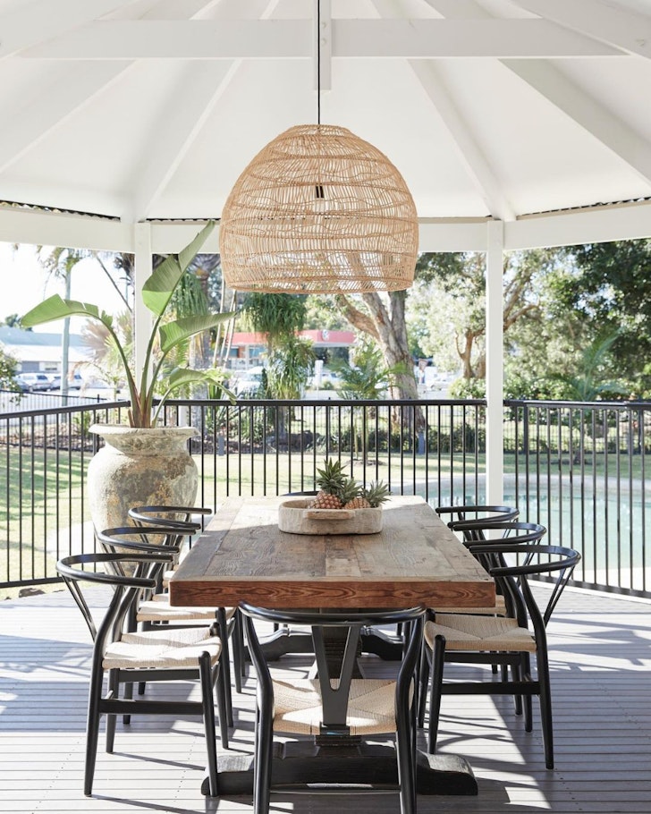 The poolside bar at The Brunswick one of the best motels in Australia