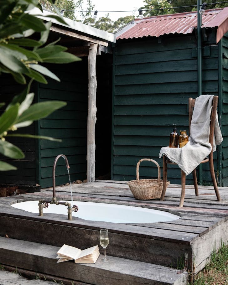 The outdoor bath at The Bushmans Airbnb WA