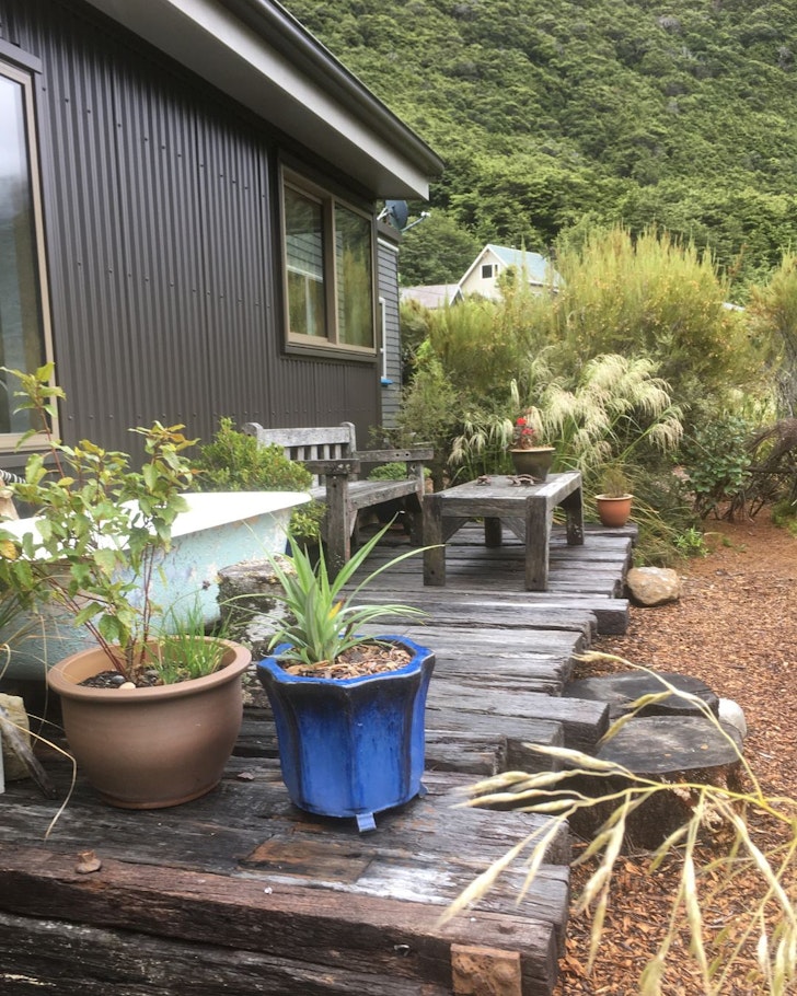 The outdoor bath at The Nook best winter cabins New Zealand