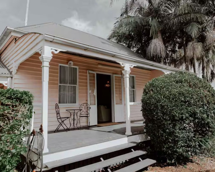 The weatherboard exterior of The Postman’s Cottage Airbnb one of the best accommodation options near Maleny