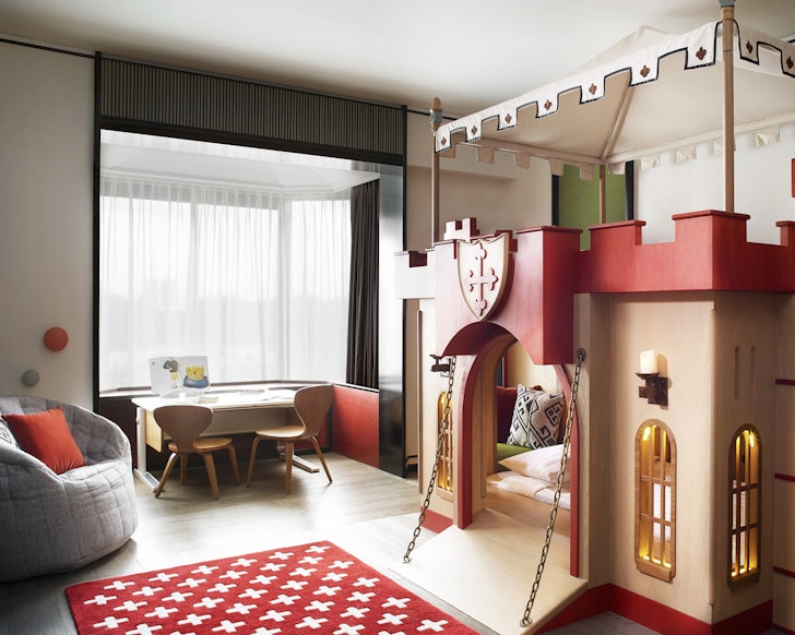 Shangri-La Singapore castle room