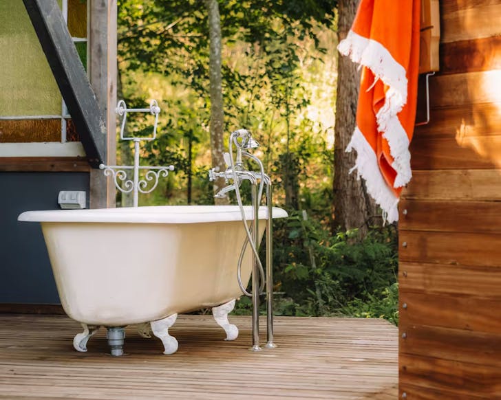 The outdoor bath at Ting Tong Treehouse Airbnb Queensland