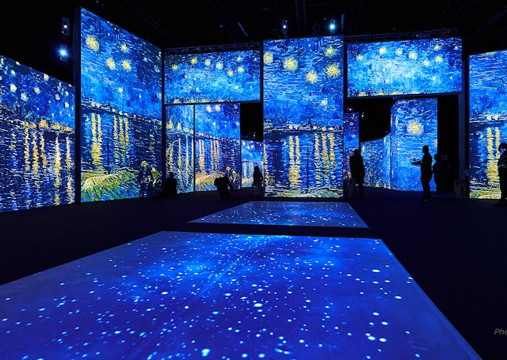 The famous The Starry Night painting lights up an entire room.