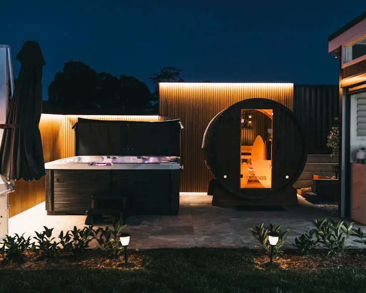 The outdoor spa and sauna at Vinosa best accommodation Orange