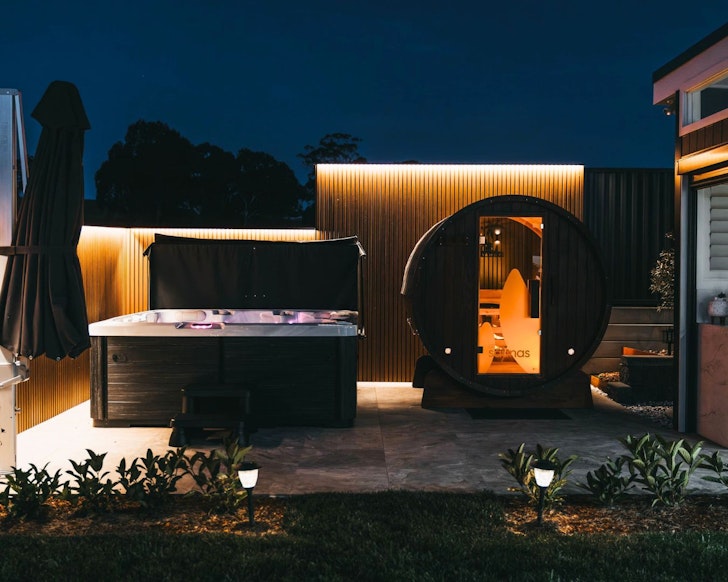 The outdoor spa and sauna at Vinosa best accommodation Orange