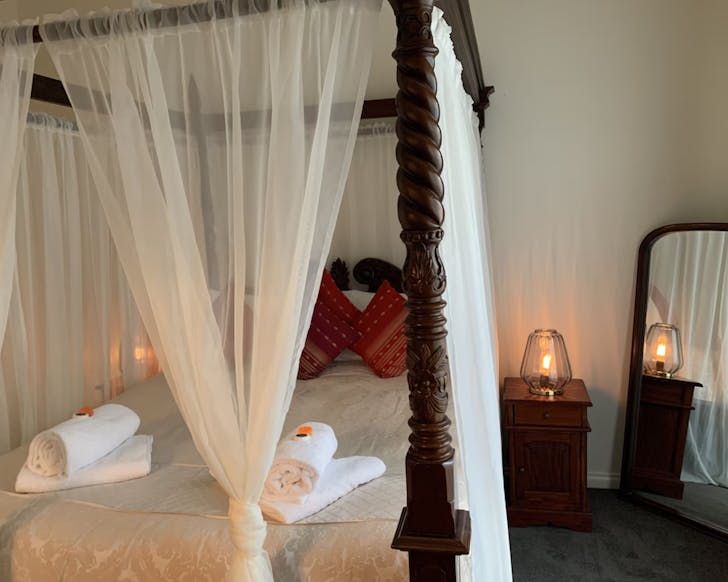 Canopy bed