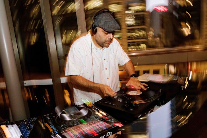 Person dj-ing