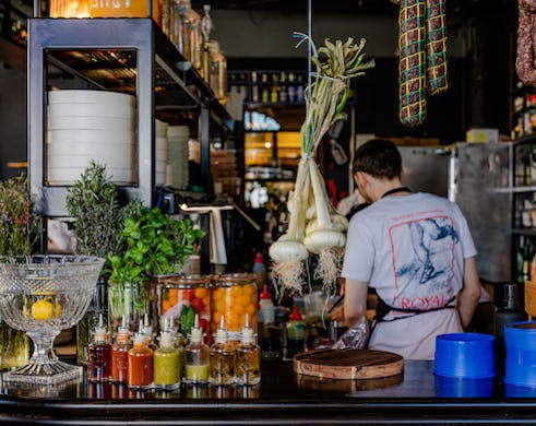 Image of the bar at Willi's at The Royal