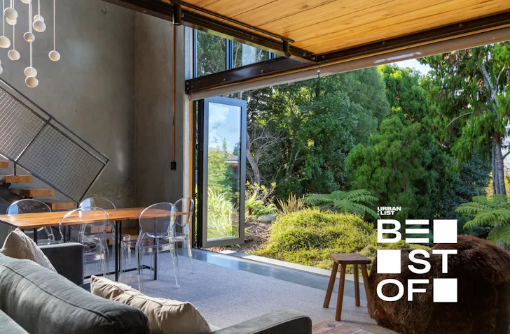 A spacious lounge that opens up to nature.