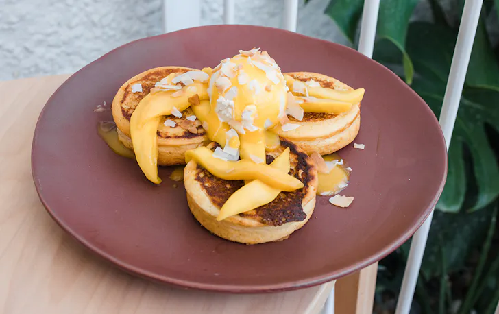 three hotcakes with mango and coyo